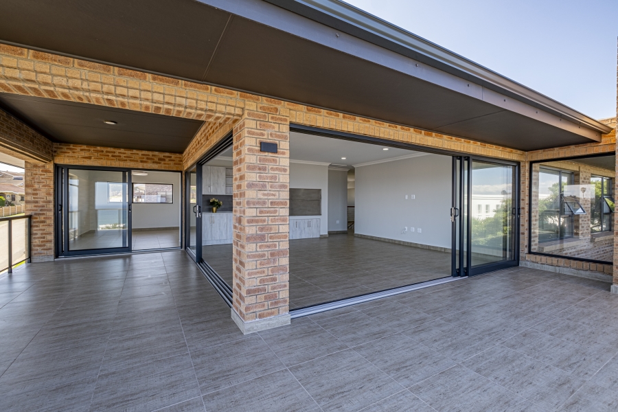 4 Bedroom Property for Sale in Wavecrest Eastern Cape